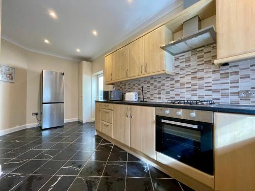 The Eden Central - Large Modern Apartment near Station in Bournemouth Suburbs