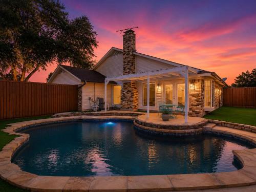 Amazing 4Br 2Ba Single-story Home with Pool – khách sạn tại Plano