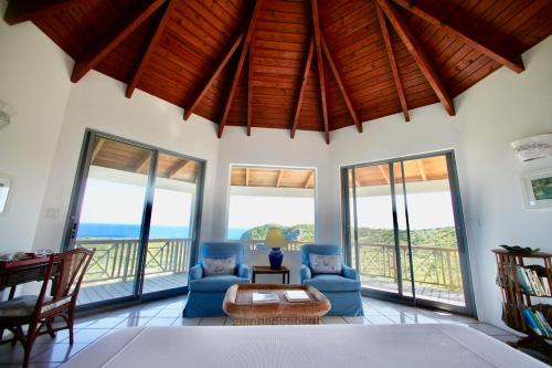 Oceanview Luxury Villa with Infinity Edged Pool in 弗里敦