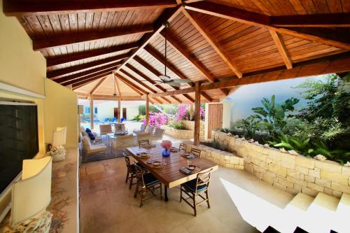 Oceanview Luxury Villa with Infinity Edged Pool in 弗里敦