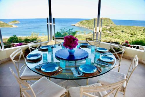 Oceanview Luxury Villa with Infinity Edged Pool – khách sạn tại Vịnh Mamora