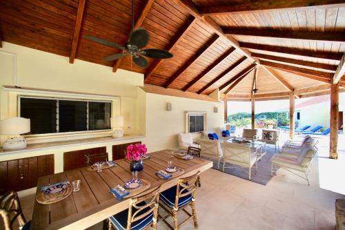 Oceanview Luxury Villa with Infinity Edged Pool in 弗里敦