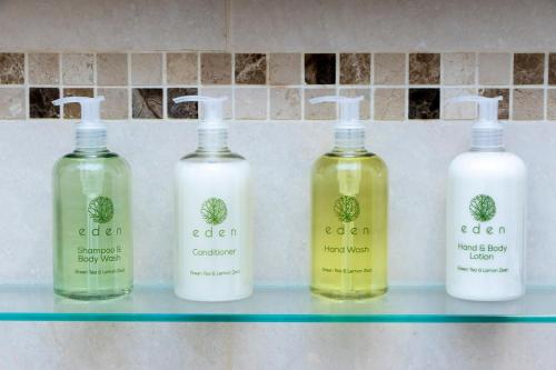 Bathroom, The Eden Central - Large Modern Apartment near Station in Bournemouth Suburbs
