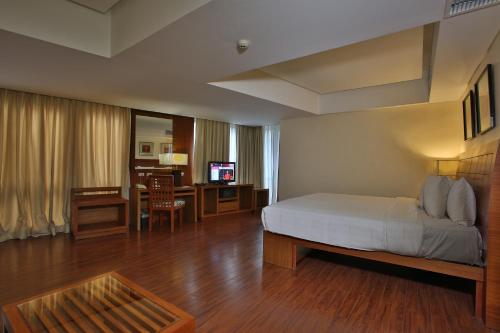 Guestroom, Crown Regency Hotel & Towers near Chong Hua Hospital