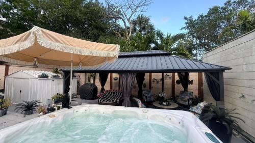Tiny place w private hot jacuzzi 7 min to Miami international airport in Miami, USA
