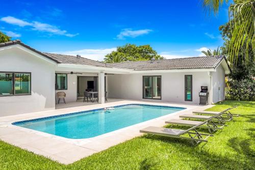 Monthly Stay in Spacious 4BD for Family or Work with Outdoor Backyard, Private Pool and BBQ grill – khách sạn tại Emerald Hills