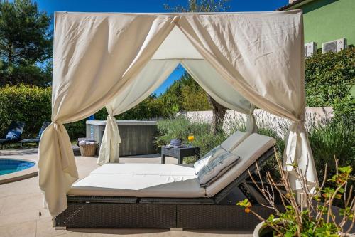 Luxury villa with a swimming pool Rakalj, Marcana - 26928 in Rakalj