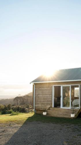 Cabin in the Hills, private with incredible views in Kaipara Flats