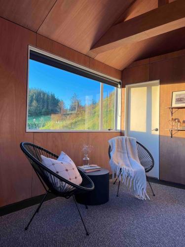 Cabin in the Hills, private with incredible views in Kaipara Flats