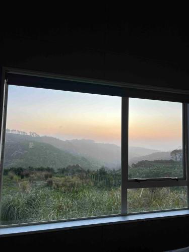 Cabin in the Hills, private with incredible views in Kaipara Flats