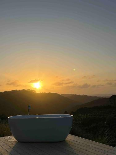 Cabin in the Hills, private with incredible views in Kaipara Flats