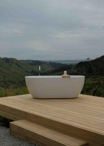 Cabin in the Hills, private with incredible views in Kaipara Flats