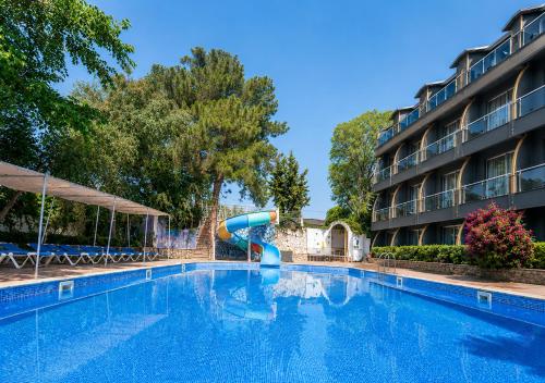 Aperion Beach Hotel Side