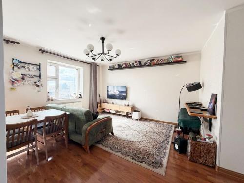 Cozy Apartment with Workspace & Light – khách sạn tại Khoroo