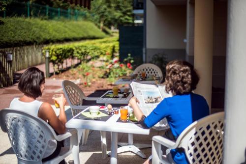 Zenitude Hotel-Residences LOree du Parc Zenitude Hôtel-Résidences LOrée du Parc is conveniently located in the popular Divonne-les-Bains area. The property features a wide range of facilities to make your stay a pleasant experience. Ser