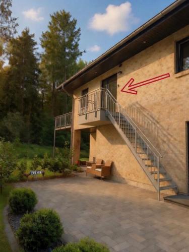Helle Ferienwohnung Waldblick mit Balkon und Garten in Hatten, Deutschland