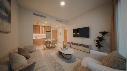 Dubai Hills Apt with Infinity Pool in Madinat Zayid