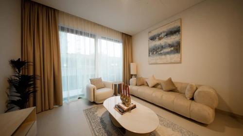 Dubai Hills Apt with Infinity Pool in Madinat Zayid