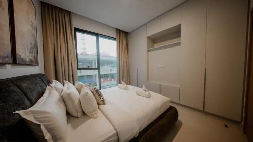 Dubai Hills Apt with Infinity Pool in Madinat Zayid