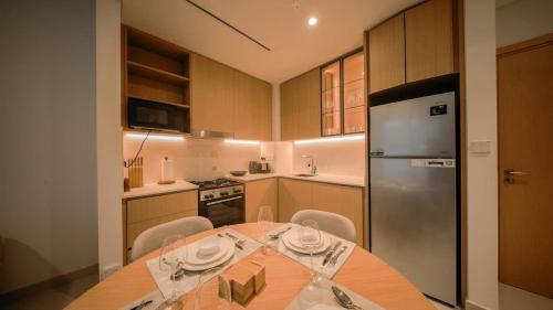 Dubai Hills Apt with Infinity Pool in Madinat Zayid