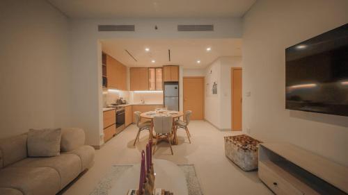 Dubai Hills Apt with Infinity Pool in Madinat Zayid