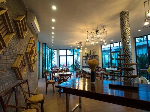 Restaurant, L'air Du Pran Resort in Pranburi