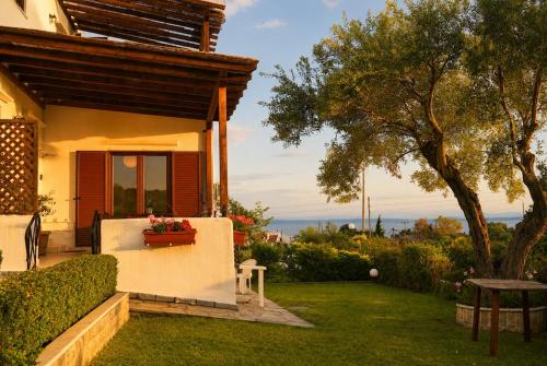 Summer house in Trikorfo, Gerakini with sea view