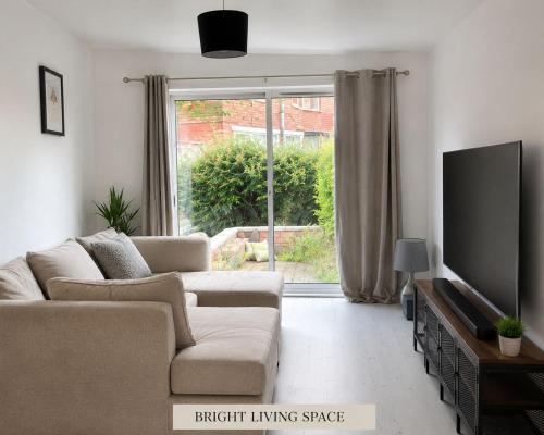 共用Lounge/電視區, Stylish 4BR Home - Sleeps 7 - Parking & WiFi in 貝斯頓利蘭德斯