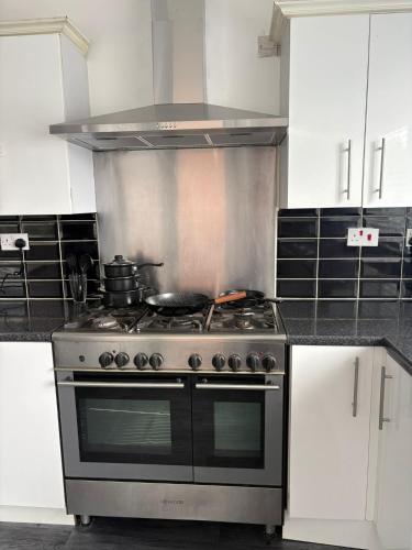 廚房, Stylish 4BR Home - Sleeps 7 - Parking & WiFi in 貝斯頓利蘭德斯