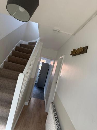 Stylish 4BR Home - Sleeps 7 - Parking & WiFi in 貝斯頓利蘭德斯