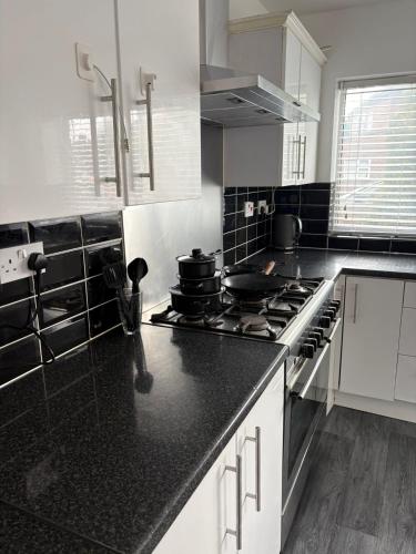 Stylish 4BR Home - Sleeps 7 - Parking & WiFi in 貝斯頓利蘭德斯
