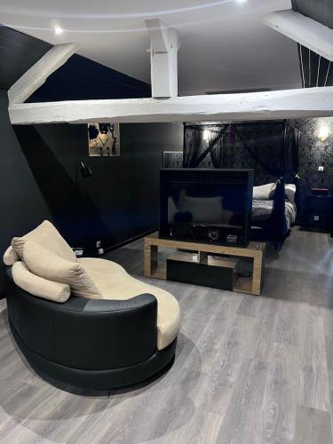 Sensual Accommodation with Jaccuzi & subdued atmosphere in Dizy
