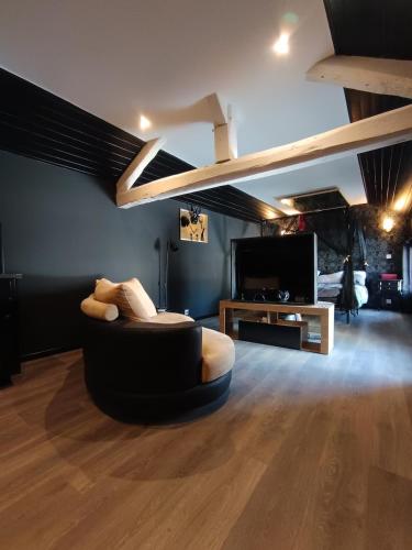 Sensual Accommodation with Jaccuzi & subdued atmosphere in Dizy