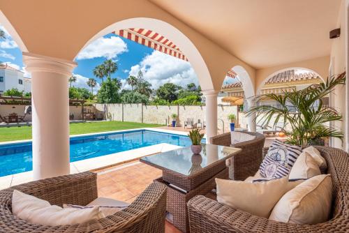 Villa Girasol - sleeps 10 – khách sạn tại La Sierrezuela