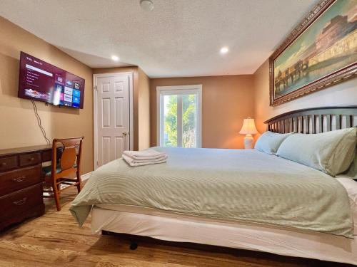 Cozy Home Near Transit & Hillcrest Mall with Free Parking in Richmond Hill