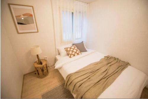 5,near hongdae, quiet area, 2nd floor, 1min sangsu stn