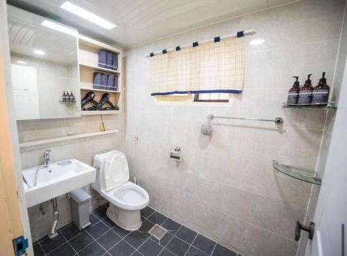 5,near hongdae, quiet area, 2nd floor, 1min sangsu stn