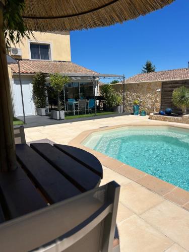 Appartement duplex meublé avec vue sur piscine - Location saisonnière - Pont-Saint-Esprit
