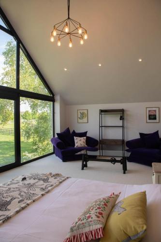 House Sleeps 10 with Enclosed Garden in Stoke Row
