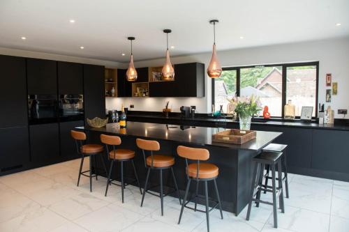 House Sleeps 10 with Enclosed Garden in Stoke Row