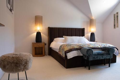 House Sleeps 10 with Enclosed Garden in Stoke Row