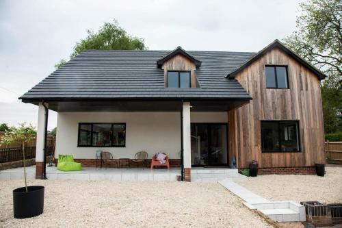 House Sleeps 10 with Enclosed Garden in Stoke Row