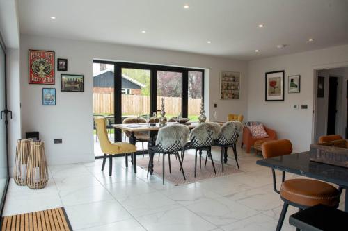 House Sleeps 10 with Enclosed Garden in Stoke Row