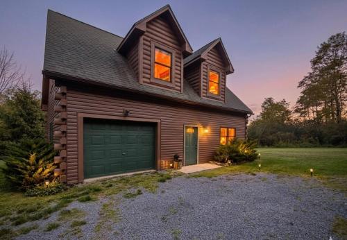 . Fernwood Secluded Deep Creek & Wisp Hot Tub