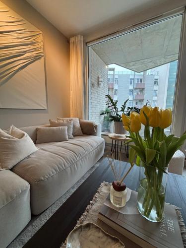 Beautiful light and modern 3 rooms, parking with charger – khách sạn tại Sagene
