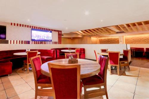 Restaurant, Super Townhouse Lotus Grand near Moula Ali Dargaha