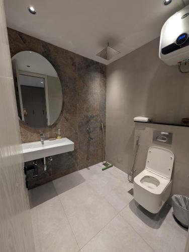 GULBERG MM ALAM - SIGNATURE ONE-BED LUXURY APARTMENT By ALVIS SUITE - image 6