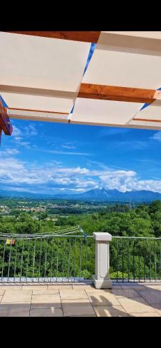 La loggia sulle Apuane in Tresana