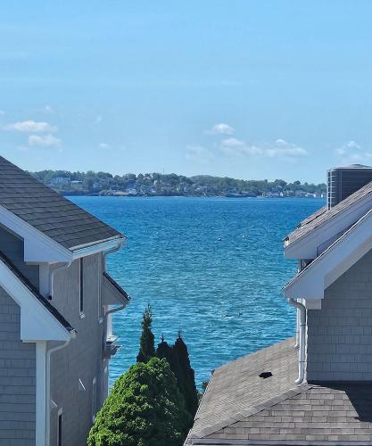 Coastal Stay 2 Modern Ocean View Apartments Walk to Beach 4 Free Parking Spaces