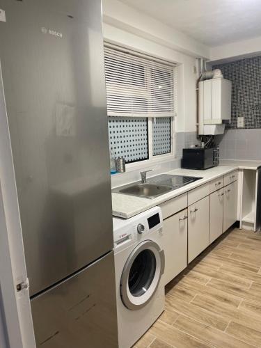 Køkken, Lush Stays l Spacious 3BDR l Sleeps 5 l Secure Parking l Fast Wi-Fi l LongTerm Rates Available in Tilbury